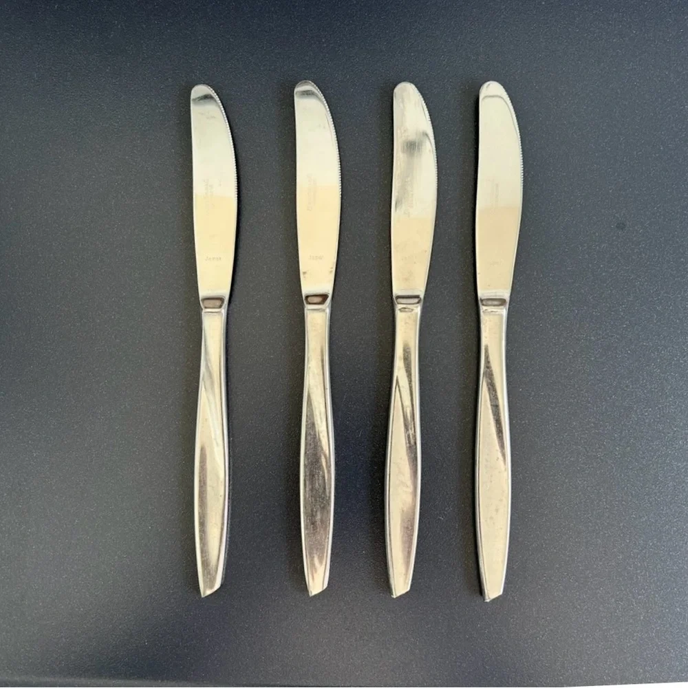 Vintage Lot (4) Crestmark Dinner Knives Stainless Silverware Flatware